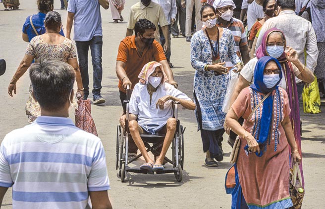 印度新冠疫情嚴重失控，美國商會警告，全球經濟恐因此受拖累。另外，美國駐印度使領館也爆發嚴重疫情，逾百人確診，兩名當地雇員死亡。（新華社）