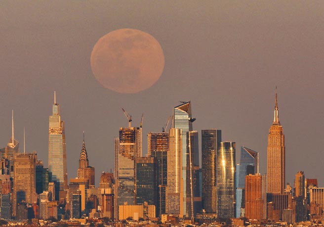 美国纽约市26日傍晚出现「超级月亮」。美国刚完成人口普查，纽约州因减少89人，而失去1席联邦眾议院席位。（新华社）
