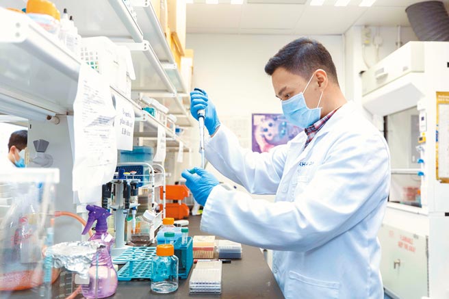 大陆去年一篇遭翻出刊于中国百强学术期刊《冰川冻土》的论文，因作者用长篇大谈导师程国栋和师娘，一度引发轩然大波。图为在做实验的人员。（中新社）