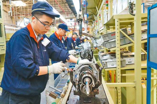 大陆今年首季工业企业利润比去年同期增长137％，图为河北一家汽车变速箱生产企业的生产线。（新华社）