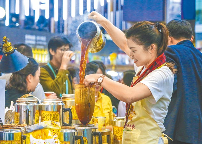 大陆新茶饮业者，特别是10到20元产品赛道正经歷「涨价潮」。图为2018年上海进博会上参展厂商制作奶茶。（新华社）