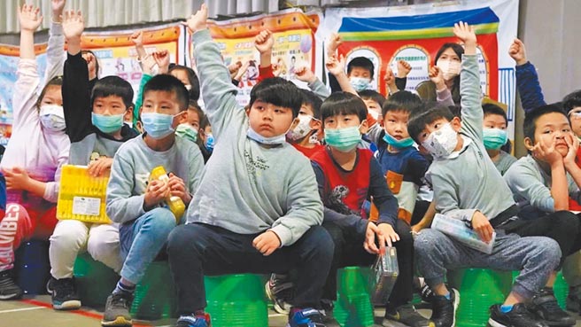 淡海新市镇4所国小全满额，兴建中的淡海国小又面临大环境缺工危机，本月招标却流标作结，市议员陈伟杰要求教育局先媒合附近学校加开班级。图为额满学校育英国小上课场景。（新北市府提供／许哲瑗新北传真）