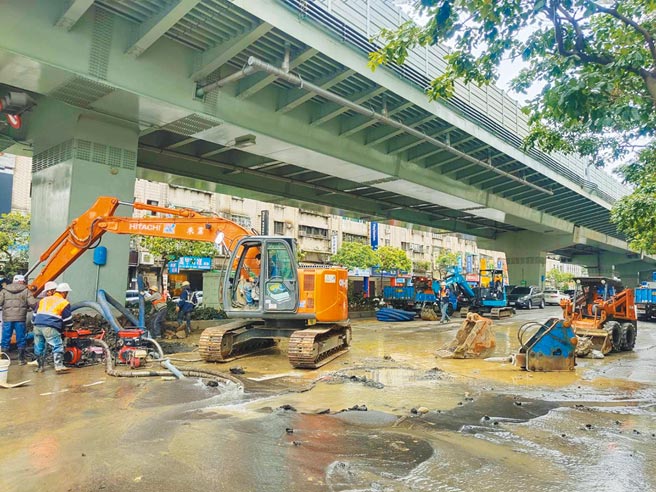 新北市频传自来水爆管事件，图为今年1月板桥区民生路、中山路口的地下自来水管破裂场景。（本报资料照片）