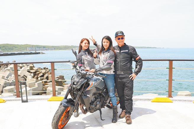 富基渔港重机驿站27日启用，吸引重机车友到场拍照。（新北市农业局提供／王扬杰新北传真）