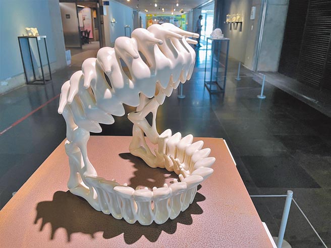 陶艺家陈安琦以女性穿着高跟鞋的代价为创作发想，骨骼形状陶作象徵穿着高跟鞋的不适。（蔡雯如摄）