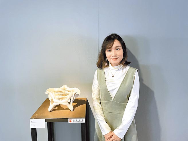 陶艺家陈安琦以女性穿着高跟鞋的代价为创作发想，骨骼形状陶作象徵穿着高跟鞋的不适。（蔡雯如摄）