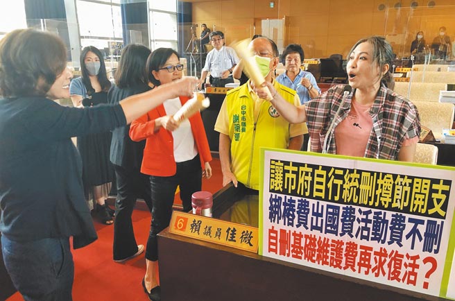 台中市议会昨日爆发蓝绿大战，民进党市议员赖佳微（右）与国民党市议员黄馨慧（左）因莱猪议题，正面对呛。（陈世宗摄）