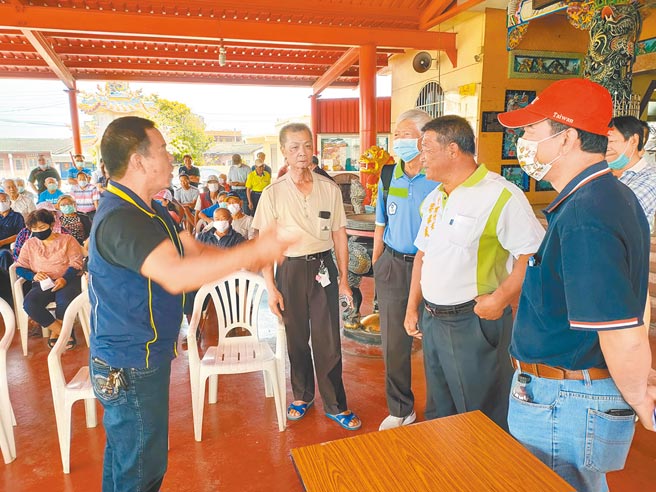 曾经多次违反《水污染防治法》、《空气污染防治法》的彰化县芳苑乡东泰纸厂，今天上午召开復工说明会，引发居民不满涌入会场齐声抗议，坚决反对造纸厂復工。厂方代表说明到一半就被居民嘘声赶下台，现场气氛紧张，最后说明会不欢而散。（吴建辉摄）