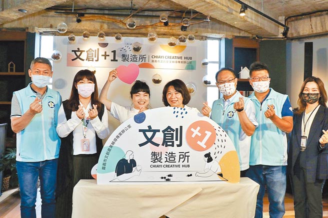 嘉义市长黄敏惠（中）鼓励青年投入文创产业，在地创生。（廖素慧摄）