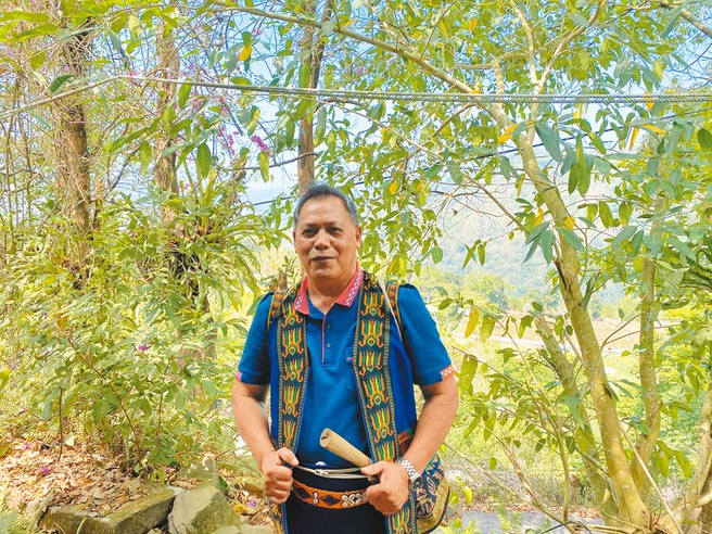 嘉义县阿里山乡茶山村退休村干事赖荣贤是布农族人，在自己的土地上刻布农传统文化故事的石雕，希望文化可以代代传承下去。（张亦惠摄）