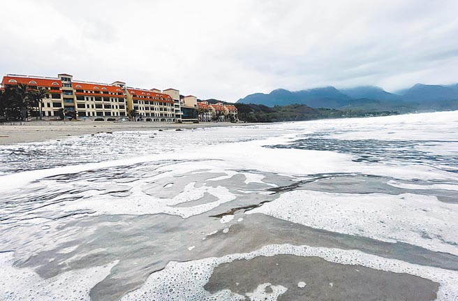 争议多年的美丽湾渡假村建物正点交，而海水浴场也可望在今年暑假前重新开放。（庄哲权摄）