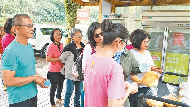 台东县鹿鸣温泉酒店经营的良心商店重新开张，开幕才1分钟，热卖商品戚风蛋糕就被民眾抢购一空。（鹿鸣温泉酒店提供／蔡旻妤台东传真）