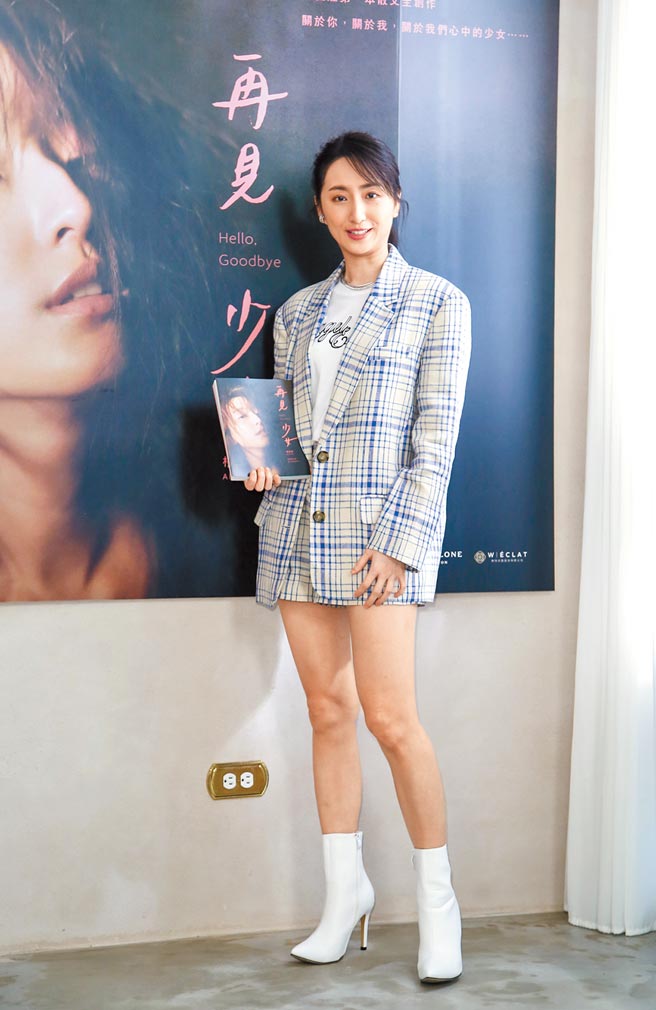 柯佳嬿昨出席新书媒体茶叙，开心庆祝好成绩。（陈俊吉摄）
