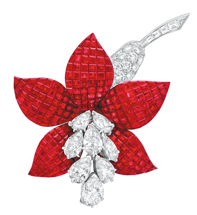 梵克雅宝Fuschia胸针，隐密式镶嵌红宝石和钻石，3710万元。（Van Cleef & Arpels提供）