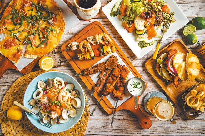 在远百信义A13「Hooters」与妈咪打卡拍照，享海陆巴哈玉米饼买一送一、每日限量五份。（远百提供）