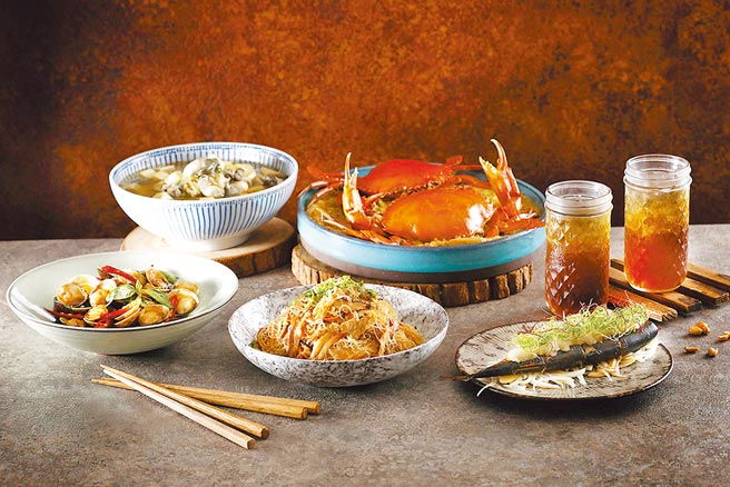 远百信义A13「筷炒」母亲节套餐，原价3735元、优惠价3500元+10％。（远百提供）