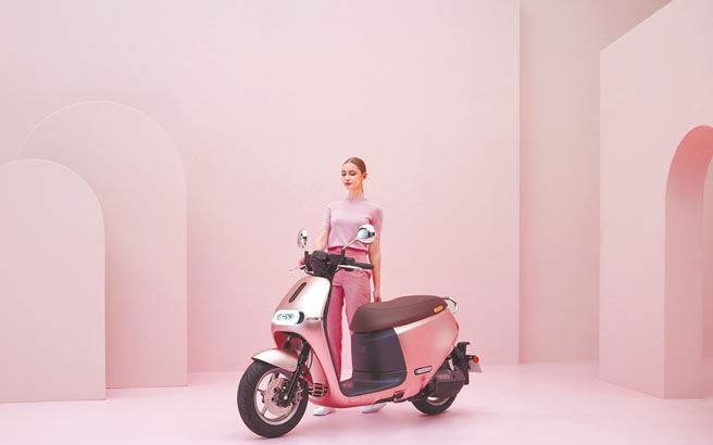 Gogoro 2 Delight导入星璨粉（见图）、星幻白、星耀灰、星矿银等4种雾面金属质感配色，售价8万3980元。（Gogoro提供）