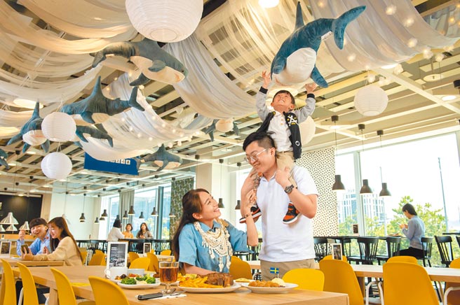 IKEA内湖店餐厅有430个座位，以人气动物明星鲨鲨打造，配上绝佳景观盼能吸引附近居民、上班族至此用餐。（IKEA提供）