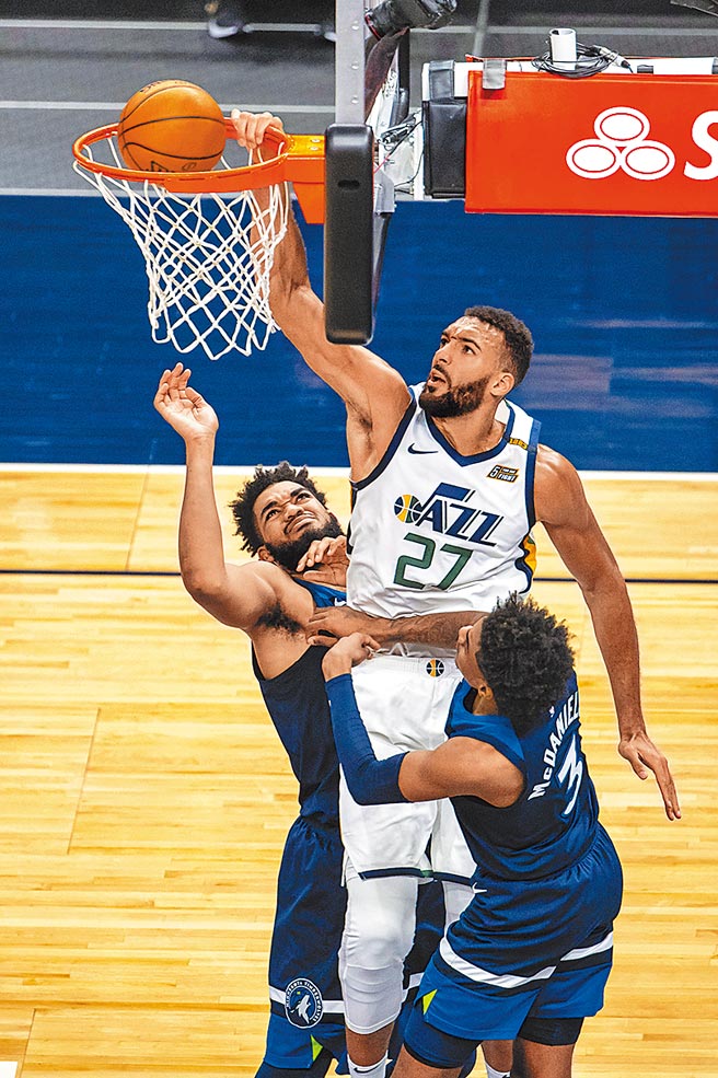 爵士中锋戈贝尔右手扣篮得分，仍无法阻止灰狼反扑获胜。（路透）