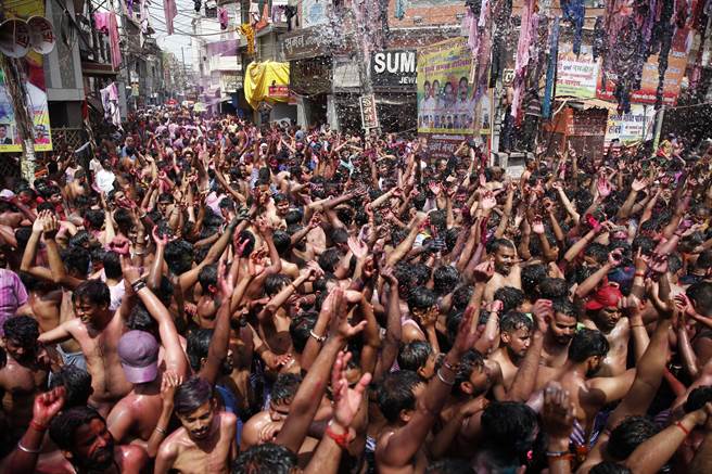 印度 每年2、3月間舉行的灑紅節，聚集了數十萬的民眾參加。（圖／路透）
