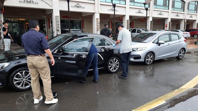 中市清晨驚傳槍響，一輛黑色賓士車遭掃射10多槍，車主無奈表示，可能是歹徒認錯車。（圖／民眾提供） 