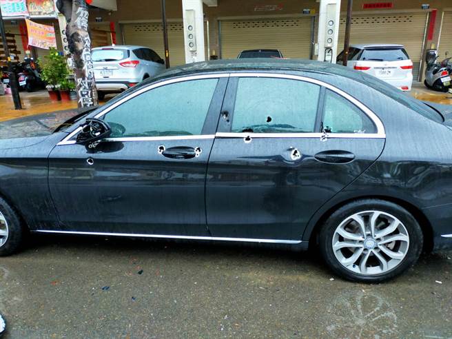 中市一輛黑色賓士車清晨遭掃射10多槍，左側如蜂窩。（圖／民眾提供）