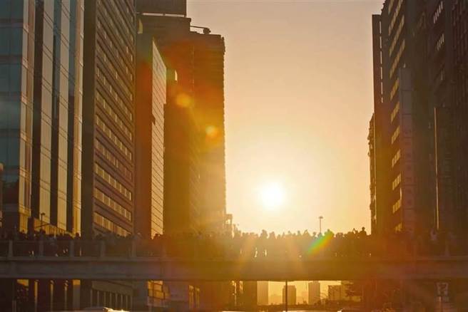 台北今年首场悬日于今日登场，民眾有机会在忠孝西路、峨嵋街观赏。（图／资料照，记者／张铠乙摄影）