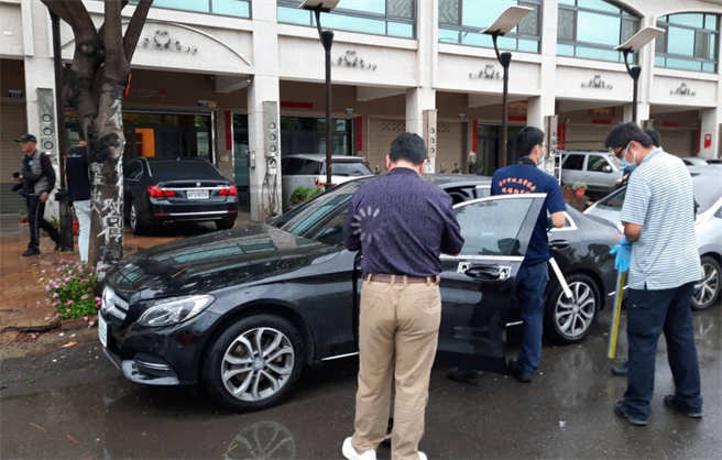 警方在賓士車遭射擊現場蒐證。（圖／民眾提供）