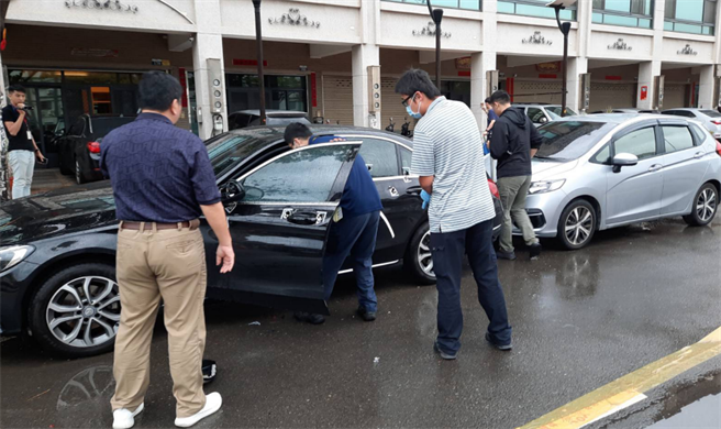 警方在賓士車遭射擊現場蒐證。（圖／民眾提供）