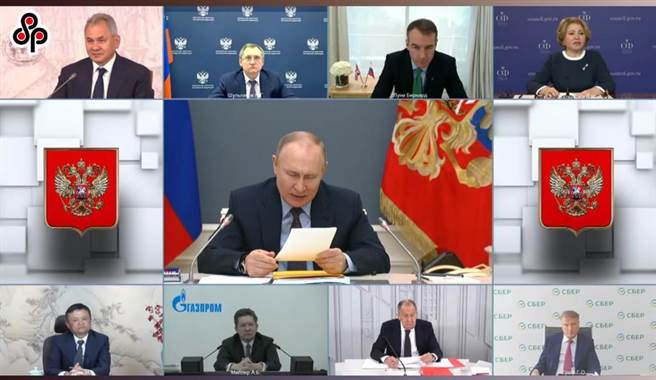 大陆学者指中美俄大三角在欧亚大陆博弈加剧。图为阿里巴巴创办人马云（图左下）14日以视讯方式出席俄罗斯总统普丁召开俄罗斯地理学会监事会会议。（摘自俄罗斯总统府官网）