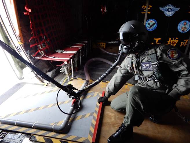 軍方人工增雨，盼能緩解旱象。(軍方提供)