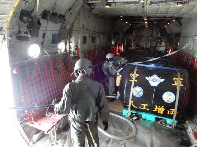 軍方人工增雨，盼能緩解旱象。(軍方提供)