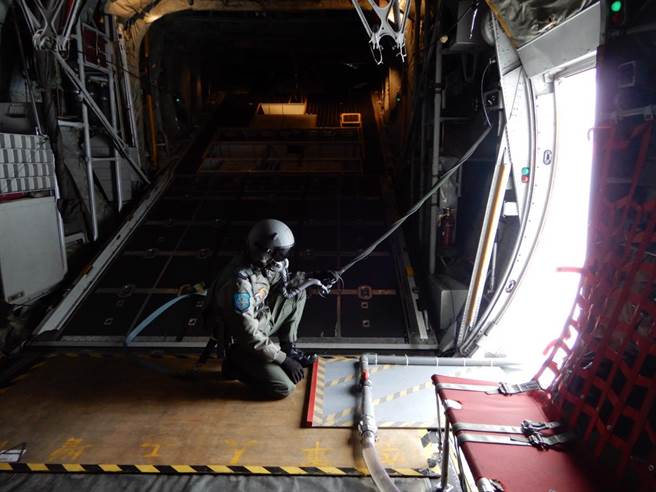 軍方人工增雨，盼能緩解旱象。(軍方提供)