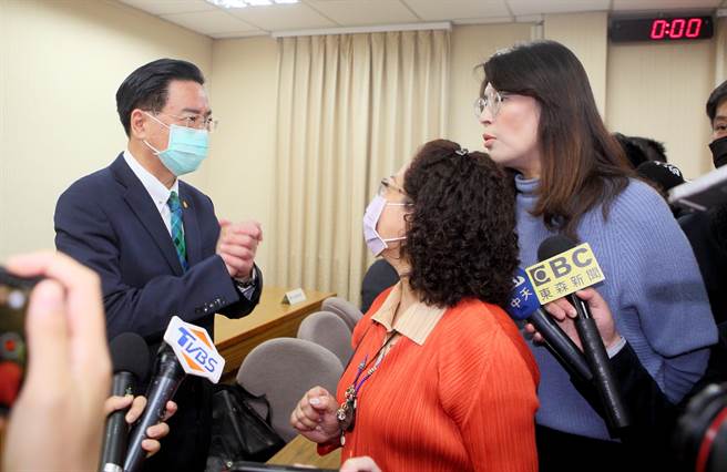 立法院外交國防委員會29日議程排定「台日外交關係之發展與未來展望」，邀請外交部部長吳釗燮(左)、駐日代表、原能會主委等列席報告。不過駐日代表謝長廷以隔離檢疫為由並未返台，國民黨籍召委廖婉汝宣布散會，並決定於5月24日再次召開相關議題的會議。（圖／張鎧乙）