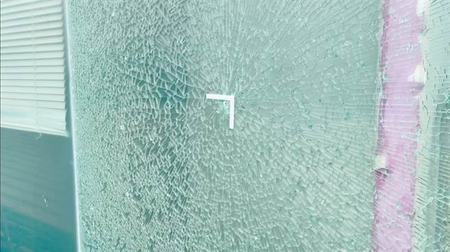 台东市正气北路一家汽车销售场28日被发现2楼玻璃出现疑似弹孔的痕迹。（蔡旻妤摄）