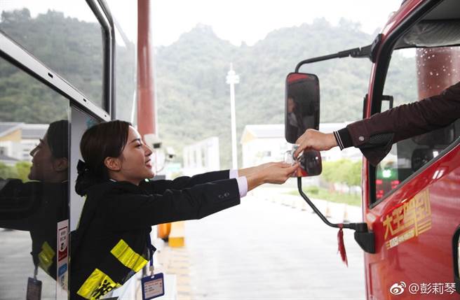 湖南高速集團收費站的彭莉琴，被封為「最美收費員」。(翻攝自彭莉琴微博)