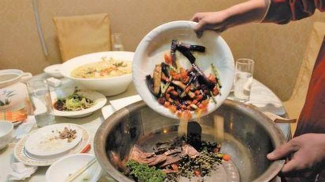 陆通过反食品浪费法，传播暴饮暴食视频最高罚10万人民币。(新华社)