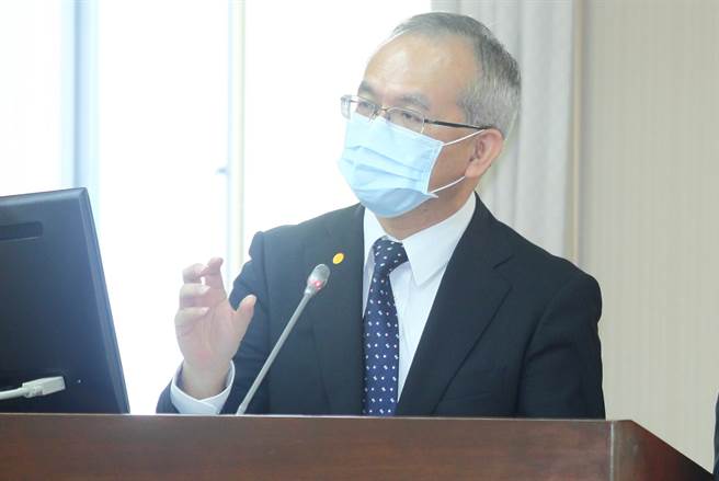 3月苏花公路发生游览车撞山事件酿6死后，交通部要求召回1189辆同款车，并表示4月中旬要检视完毕，不过有媒体指出「逾10辆车辆」不符原图，却仍然被放回市场，交通部政务次长陈彦伯（如图）29日在立院备询时表示，检测后这些车辆没有重大安全疑虑，但如果没有依照合格证打造车辆，有安全召回改正办法，至于与当初送验型式不同的车辆，他承诺2周后交出相关报告。（张铠乙摄）