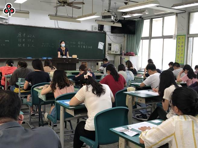 台北市110学年度国中教师联合甄选开跑，初试即起开放报名，教育局首度採计「具本土语言认证者的加分机制」。（本报资料照片