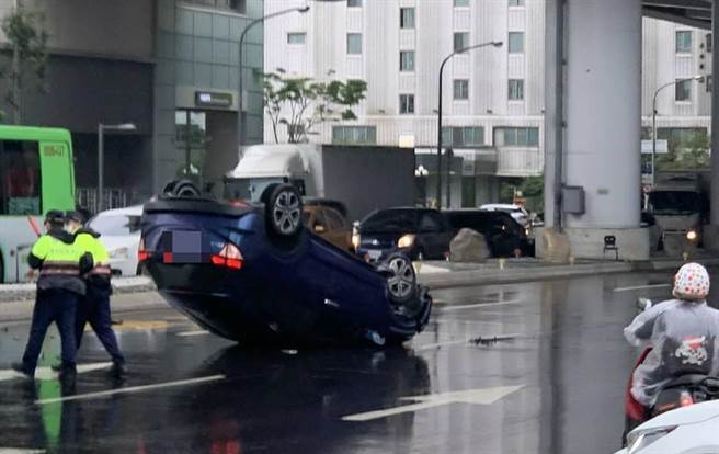 陈女今天开车行经西屯区台湾大道与文心路口，因左前车身擦撞到道路分隔岛导致全翻车。（民眾提供／陈世宗台中传真）