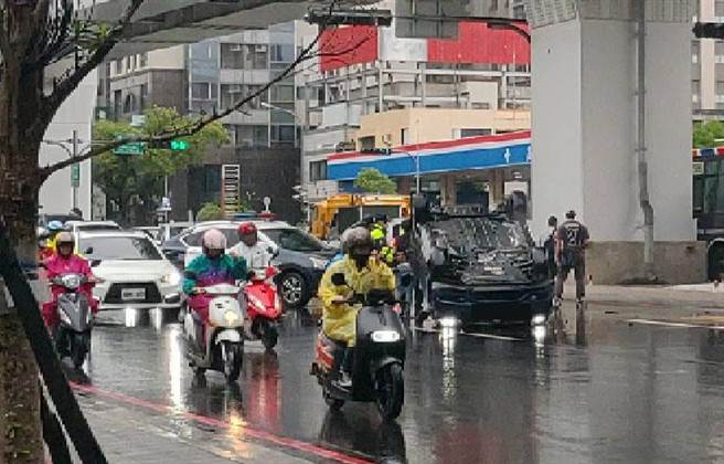 陈女被救出时，意识清醒，无严重外伤，已送至林新医院救治，全案正由警方调查处理中。（民眾提供／陈世宗台中传真）