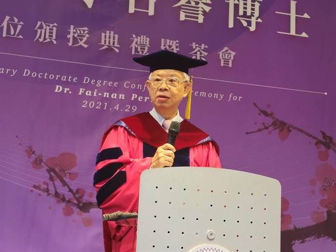中央银行前总裁彭淮南今日受颁清大名誉经济学博士。（黄琮渊摄）