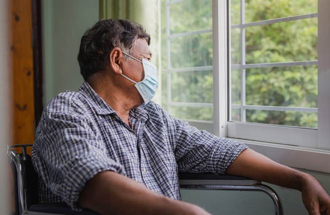 8旬老翁本想藉土地让孙子照顾自己，不料金孙为财产设局，让他心寒。(达志影像shutterstock提供)