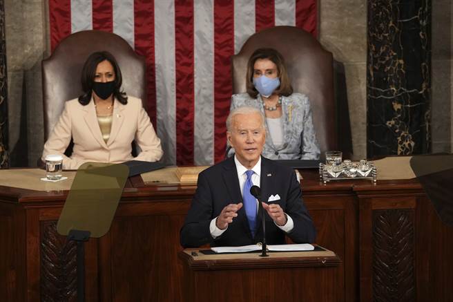 拜登國會聯席會議演說 首度有2女性同框寫歷史。(圖/美聯社)