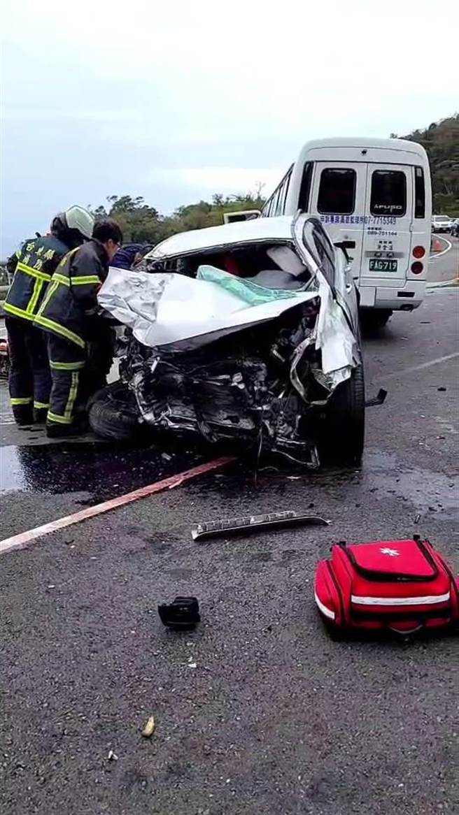 台东南迴公路1辆29日和另1台休旅车发生对撞车祸。（蔡旻妤摄）