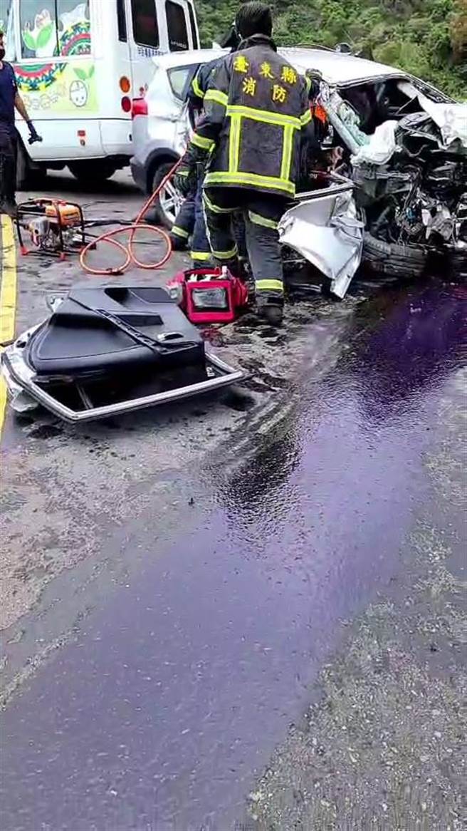 台东南迴公路1辆29日和另1台休旅车发生对撞车祸。（蔡旻妤摄）