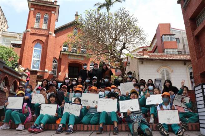 铭传大学传播学院USR团队3月26日陪同淡水国小美术班的小朋友们一起走出教室，进行写生活动。（图／铭传大学提供）
