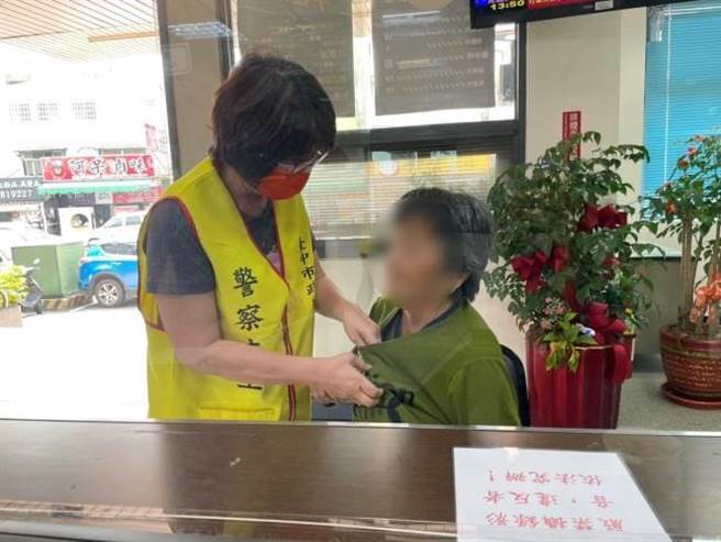 警方护送老妇返回派出所，所内志工分队长杨秋香立即上前关怀，得知老妇家住太平区。(警方提供／陈世宗台中传真)