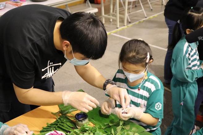 大小朋友把不同的香草植物等特色食材做成特色的饭糰。（图／铭传大学提供）