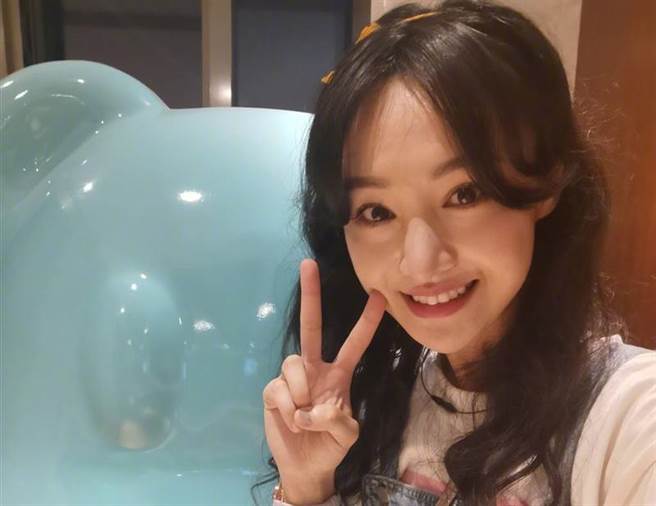 郑爽被爆以阴阳合同逃漏税。(图/翻摄自微博)